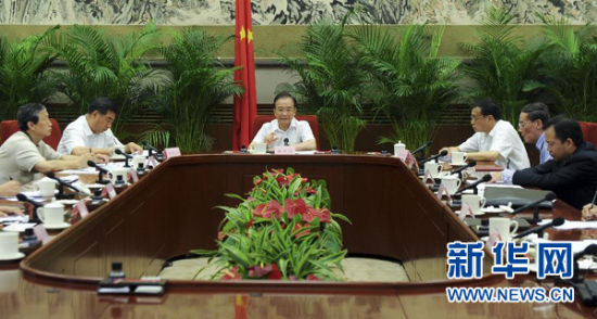 國務院總理溫家寶在北京先后主持召開兩次經濟形勢座談會